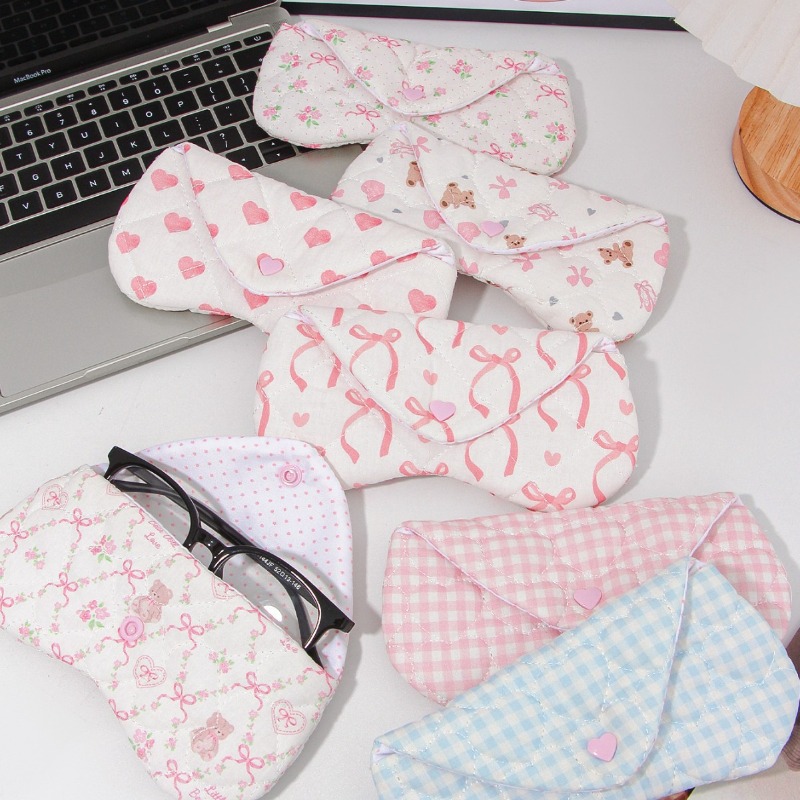 Travel Accessories Pouch For Women - حافظة نظارات على شكل قلب من